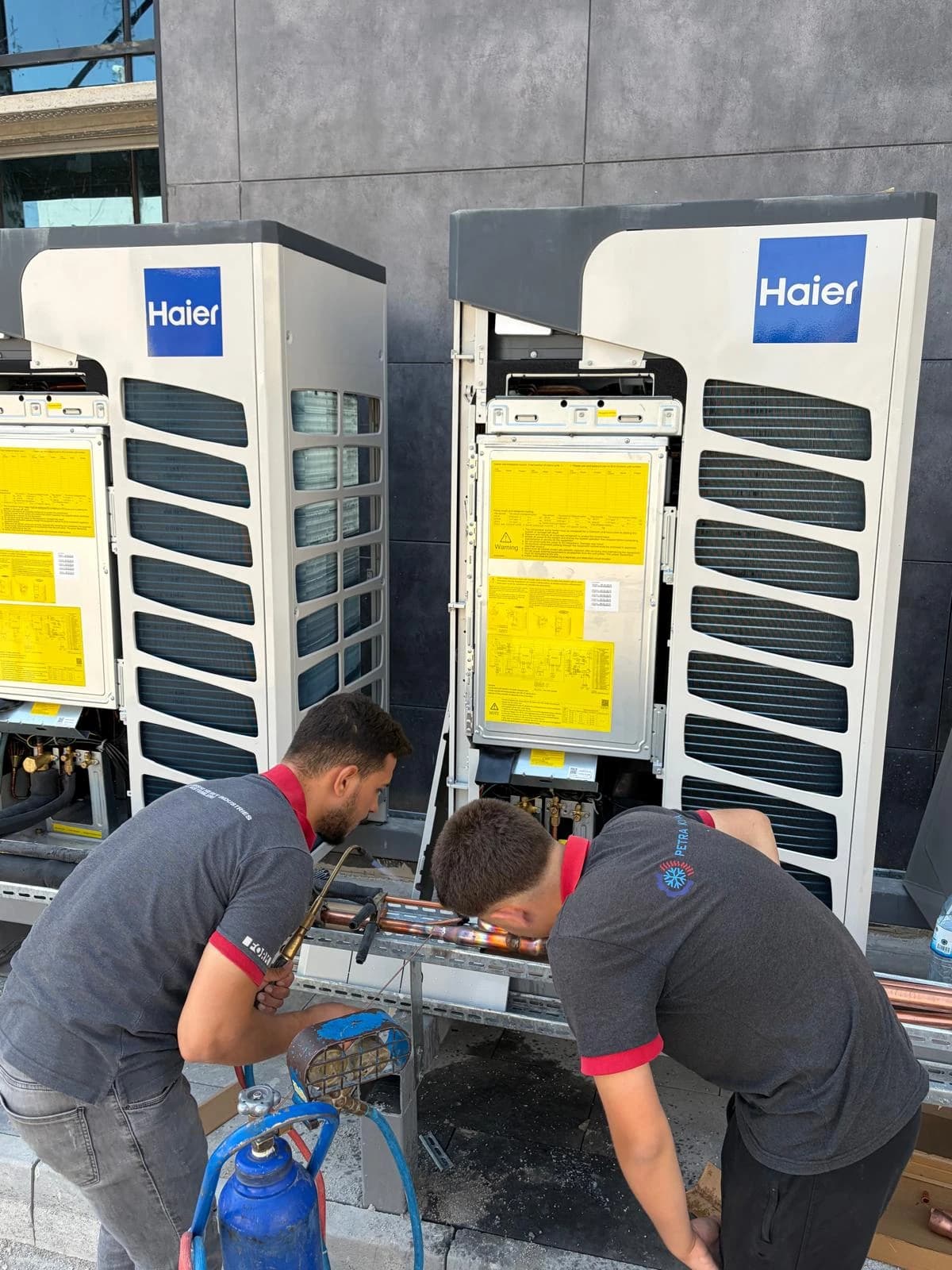 Haier MRV5 dış ünitelerinde boru montajı ve lehim işlemi.