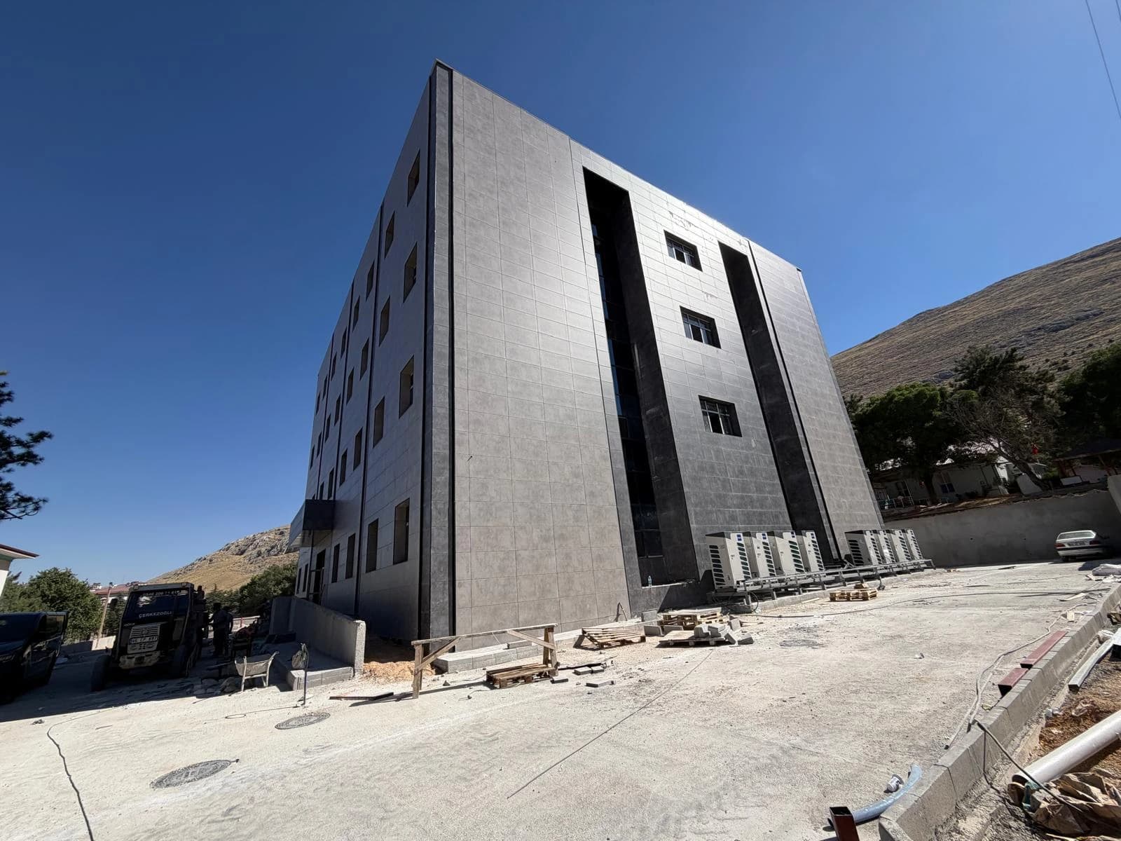 Ticari bina cephesinde VRF dış ünite kurulumu.